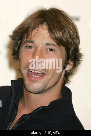 Jay Kay, Frontmann von Jamiroquai, signiert ein neues Album und stellt das neue Sony Ericsson W800i Walkman-Mobiltelefon im Carphone Warehouse in der Oxford Street, London, vor. Stockfoto