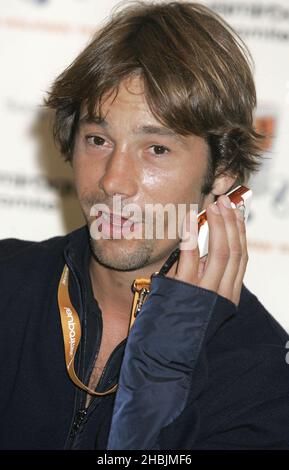 Jay Kay, Frontmann von Jamiroquai, signiert ein neues Album und stellt das neue Sony Ericsson W800i Walkman-Mobiltelefon im Carphone Warehouse in der Oxford Street, London, vor. Stockfoto