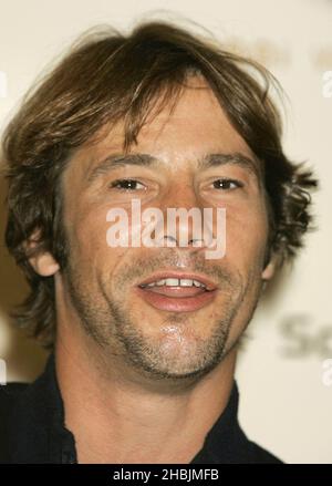 Jay Kay, Frontmann von Jamiroquai, signiert ein neues Album und stellt das neue Sony Ericsson W800i Walkman-Mobiltelefon im Carphone Warehouse in der Oxford Street, London, vor. Stockfoto