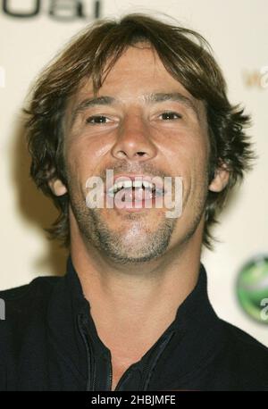 Jay Kay, Frontmann von Jamiroquai, signiert ein neues Album und stellt das neue Sony Ericsson W800i Walkman-Mobiltelefon im Carphone Warehouse in der Oxford Street, London, vor. Stockfoto