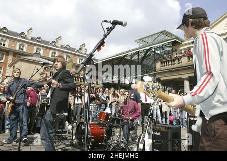 McFly-Bus soll Geld für die Carcer Trust-Wohltätigkeitsorganisation in Covent Garden, London, sammeln Stockfoto