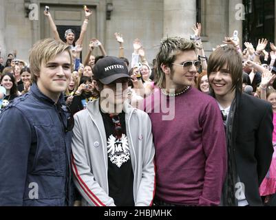 McFly-Bus soll Geld für die Carcer Trust-Wohltätigkeitsorganisation in Covent Garden, London, sammeln Stockfoto