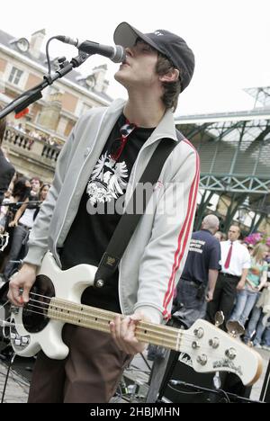 McFly-Bus soll Geld für die Carcer Trust-Wohltätigkeitsorganisation in Covent Garden, London, sammeln Stockfoto