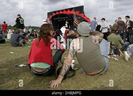 Crowd Views am Samstag des Carling Weekend Reading Festival in der Richfield Avenue am 28. August 2005 in Reading. Stockfoto