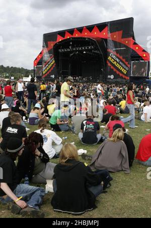 Crowd Views am Samstag des Carling Weekend Reading Festival in der Richfield Avenue am 28. August 2005 in Reading. Stockfoto