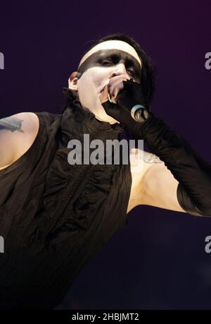 Marilyn Manson tritt am dritten und letzten Tag des Carling Weekend Reading Festivals in der Richfield Avenue am 28. August 2005 in Reading, England, auf der Bühne auf. Stockfoto