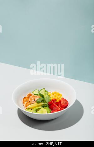 Frischer Avocado, Garnelensalat mit Salat-grüner Mischung, Kirschtomaten, Kräutern und Olivenöl, Zitronensoße. Gesunde Ernährung Stockfoto