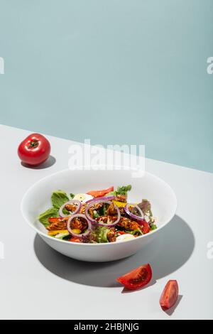 Salat mit gegrilltem Aal und Gemüse Tomaten Zwiebel Eier harte Schatten modern Stockfoto
