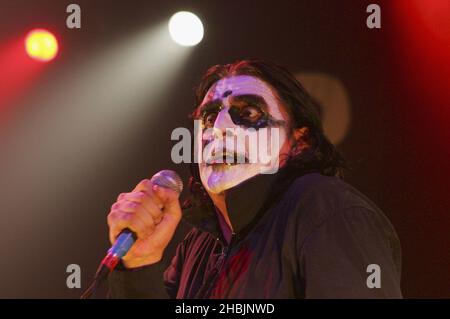 Jaz Coleman von der britischen Art-Rock-Band Killing Joke treten am 14. Oktober 2005 in London auf der Bühne des Astoria auf. Stockfoto