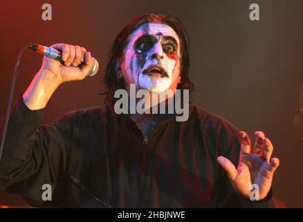 Jaz Coleman von der britischen Art-Rock-Band Killing Joke treten am 14. Oktober 2005 in London auf der Bühne des Astoria auf. Stockfoto