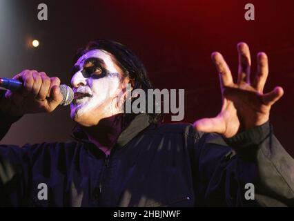 Jaz Coleman von der britischen Art-Rock-Band Killing Joke treten am 14. Oktober 2005 in London auf der Bühne des Astoria auf. Stockfoto