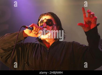 Jaz Coleman von der britischen Art-Rock-Band Killing Joke treten am 14. Oktober 2005 in London auf der Bühne des Astoria auf. Stockfoto