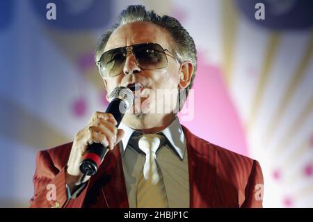 Tony Christie spielt live auf der Bühne beim Girl guiding Concert im Birmingham NEC, Birmingham. Stockfoto