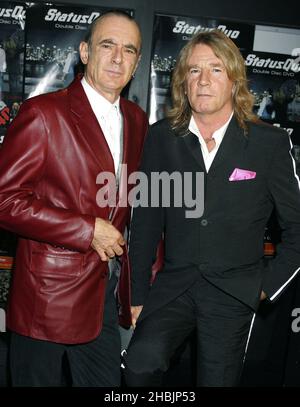 Francis Rossi; Rick Parfitt; von Status Quo posiert backstage auf der DVD Launch Party für Pop-Rock-Veteranen Status Quo, die am 26. Oktober 2005 im Marquee Club in London die Veröffentlichung von „The Party Ain't Over Yet - 40 Years of Status Quo“ am 7. November feiert. Stockfoto