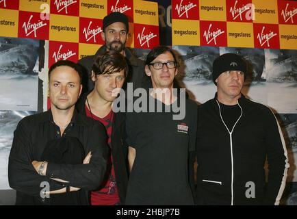 Die deutsche Rock Industrial Band Rammstein unterzeichnet das exklusive Midnight-Album „Rosenrot“ im Virgin Megastore, Oxford Street, London. Stockfoto