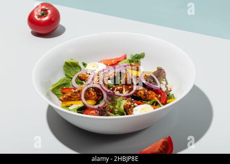 Salat mit gegrilltem Aal und Gemüse Tomaten Zwiebel Eier harte Schatten modern Stockfoto