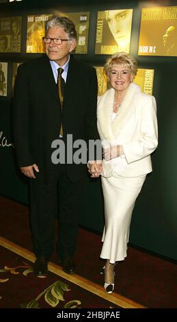 Gloria Hunniford und ihr Ehemann nahmen an den Music Industry Awards im Grosvenor House Hotel in London Teil. Stockfoto