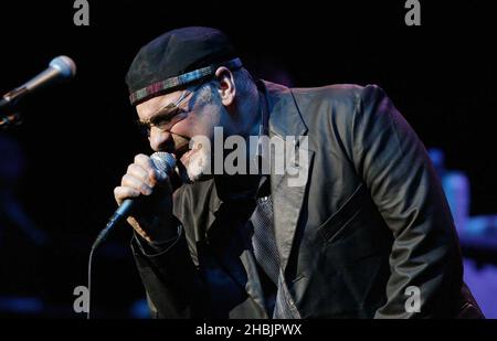 Paul Garrick von Mike and the Mechanics and Ace tritt bei der One Generation 4 Another in der Royal Albert Hall in London auf. Stockfoto