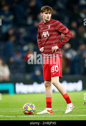 LONDON, England - 19. DEZEMBER: Tyler Morton aus Liverpool während des Vormatchwarns während der Premier League zwischen Tottenham Hotspur und Liverpool A Stockfoto