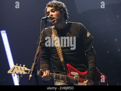 Grant Nichola, Taka Hirose, Mark Richardson, Dean Tidey von Feeder treten am 21. März 2006 in London live auf der Bühne des Carling Apollo Hammersmith auf. Stockfoto