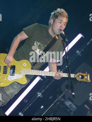 Grant Nichola, Taka Hirose, Mark Richardson, Dean Tidey von Feeder treten am 21. März 2006 in London live auf der Bühne des Carling Apollo Hammersmith auf. Stockfoto