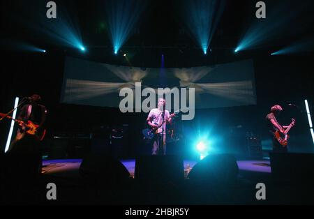 Grant Nichola, Taka Hirose, Mark Richardson, Dean Tidey von Feeder treten am 21. März 2006 in London live auf der Bühne des Carling Apollo Hammersmith auf. Stockfoto