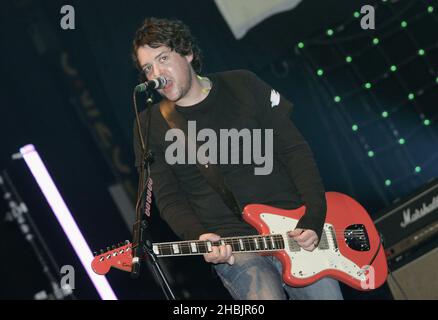 Grant Nichola, Taka Hirose, Mark Richardson, Dean Tidey von Feeder treten am 21. März 2006 in London live auf der Bühne des Carling Apollo Hammersmith auf. Stockfoto