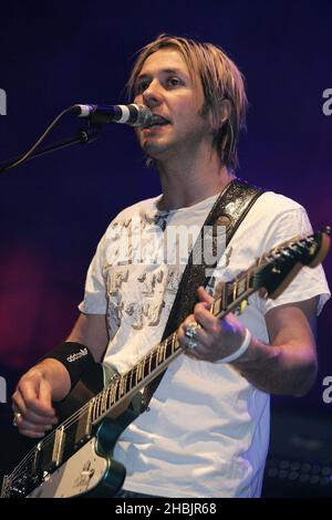 Grant Nichola, Taka Hirose, Mark Richardson, Dean Tidey von Feeder treten am 21. März 2006 in London live auf der Bühne des Carling Apollo Hammersmith auf. Stockfoto