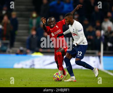 LONDON, England - 19. DEZEMBER: Emerson Royal von Tottenham Hotspur tritt während der Premier League zwischen Tottenham Hotspur und L gegen Sadio Mane von Liverpool an Stockfoto