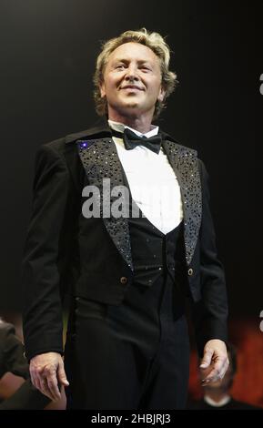 Michael Flatley und seine Lord of the Dance Company treten auf der Bühne auf. Stockfoto