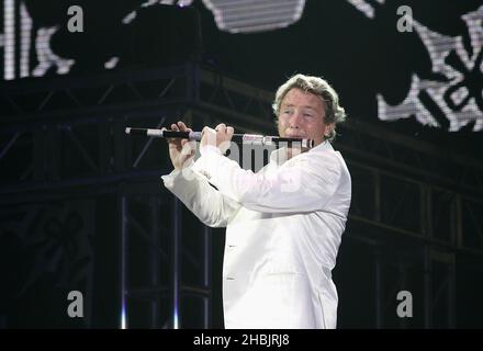 Michael Flatley und seine Lord of the Dance Company treten auf der Bühne auf. Stockfoto