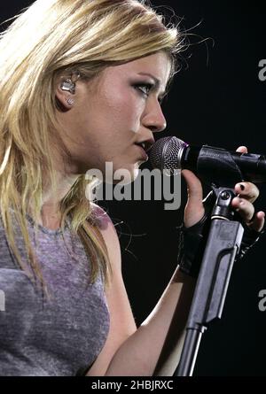 Die amerikanische Idol-Gewinnerin Kelly Clarkson tritt am 22. Februar 2006 in London live auf der Bühne des Carling Apollo Hammersmith auf Stockfoto