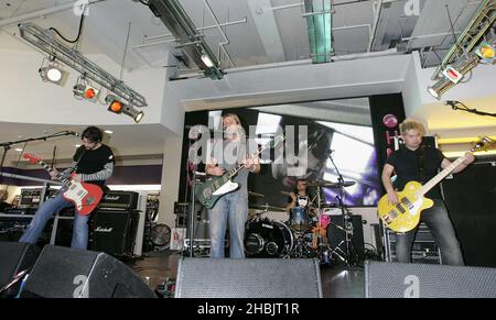 Dean Tidey, Grant Nichola, Mark Richardson, Taka Hirose von Feeder. Stockfoto