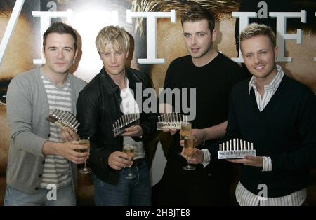 (Links-rechts) Shane Filan, Kian Egan, Mark Feehily, Nicky Byrne von Westlife mit einem Preis für den Pop-Act, der die meisten Male in der Wembley Arena aufgetreten ist. Stockfoto