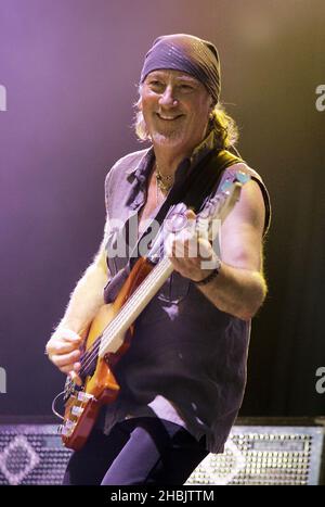 Roger Glover von Deep Purple auf der Bühne. Stockfoto