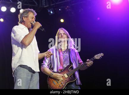 Ian Gillan und Steve Morse von Deep Purple auf der Bühne. Stockfoto