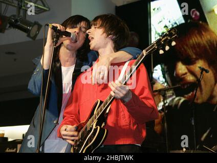 Robert Young, Bobby Gillespie, Mani, Kevin Shields von der britischen Rockgruppe Primal Scream spielen eine Instore-Show am späten Abend. Stockfoto