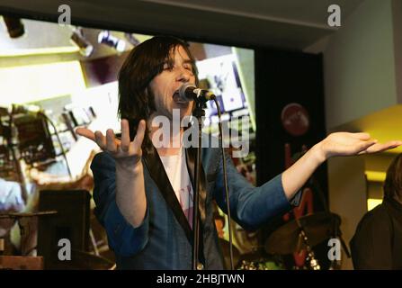 Robert Young, Bobby Gillespie, Mani, Kevin Shields von der britischen Rockgruppe Primal Scream spielen eine Instore-Show am späten Abend. Stockfoto