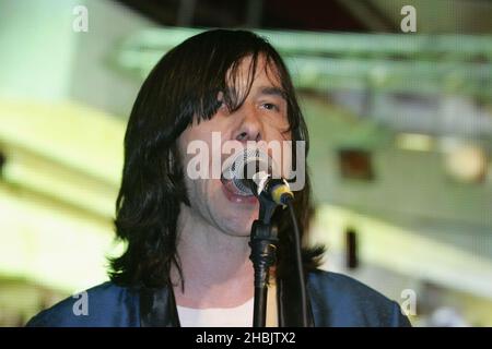 Robert Young, Bobby Gillespie, Mani, Kevin Shields von der britischen Rockgruppe Primal Scream spielen eine Instore-Show am späten Abend. Stockfoto