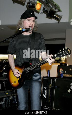 Robert Young, Bobby Gillespie, Mani, Kevin Shields von der britischen Rockgruppe Primal Scream spielen eine Instore-Show am späten Abend. Stockfoto