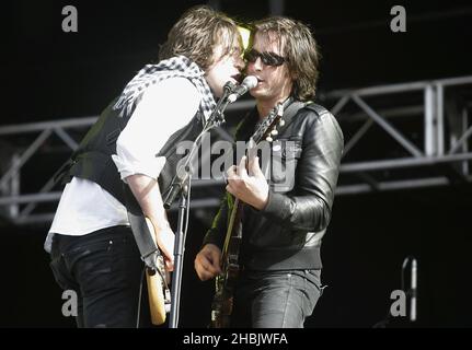 Carl Barat und Didz Hammond von Dirty Pretty Things treten auf. Stockfoto