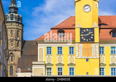 Bautzen, Oberlausitz, Sachsen, Deutschland: Petersdom und Rathaus am Hauptmarkt. Stockfoto