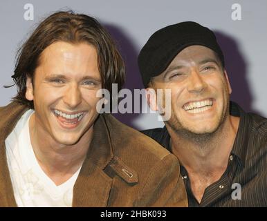 Ritchie Neville und J (Jason 'J' Brown) von der Boyband Five - die jetzt vier Mitglieder umfassen - während einer Pressekonferenz, um ihr Wiedersehen in der Bar Academy in Islington, im Norden Londons, anzukündigen. Stockfoto