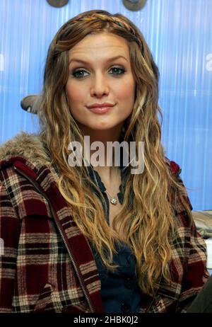 Ashlee Simpson startet die neue Sketchers-Kampagne, Sketchers Store, Oxford Street, London. Stockfoto