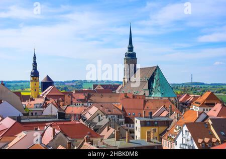 Bautzen, Sachsen, Deutschland: Blick auf die Dächer der Altstadt, den Kirchturm des Rathauses und den Kirchturm des Petersdoms. Stockfoto