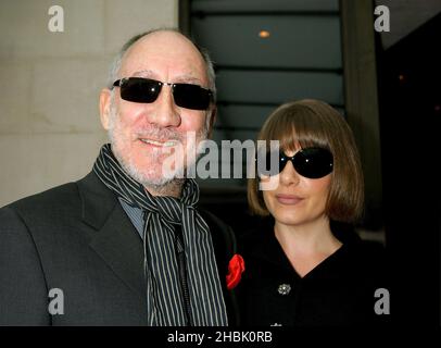 Pete Townshend und Gast bei der Ankunft bei den Q Awards 2006 im Grosvenor House Hotel, London am 30. Oktober 2006. Unterhaltung Stockfoto