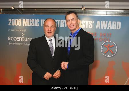 Harvey Goldsmith und Gary Rhodes bei den Music Industry Trust Awards 2006 im Grosvenor House am 30. Oktober 2006 in London. Unterhaltung Stockfoto