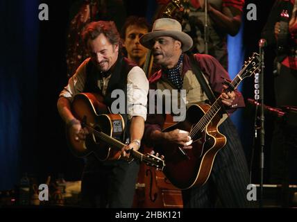 Bruce Springsteen tritt am 11. November 2006 auf der Bühne der Wembley Arena in London auf. Stockfoto