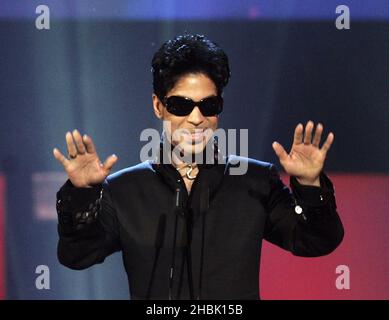 Prince wird am 14. November 2006 in die britische Music Hall of Fame im Alexandra Palace im Norden Londons aufgenommen. Eine internationale Reihe von Musiklegenden und Prominenten versammelten sich zur Einführungszeremonie der UK Music Hall of Fame 2006, die von Dermot O'Leary veranstaltet wurde. Stockfoto