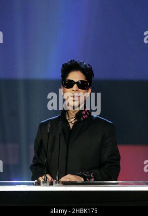 Prince wird am 14. November 2006 in die britische Music Hall of Fame im Alexandra Palace im Norden Londons aufgenommen. Eine internationale Reihe von Musiklegenden und Prominenten versammelten sich zur Einführungszeremonie der UK Music Hall of Fame 2006, die von Dermot O'Leary veranstaltet wurde. Stockfoto